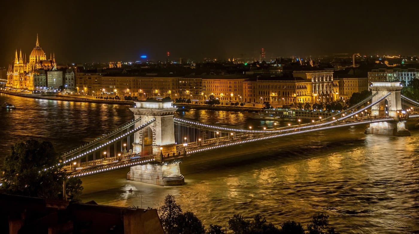 Kjedebroen i Budapest om natten