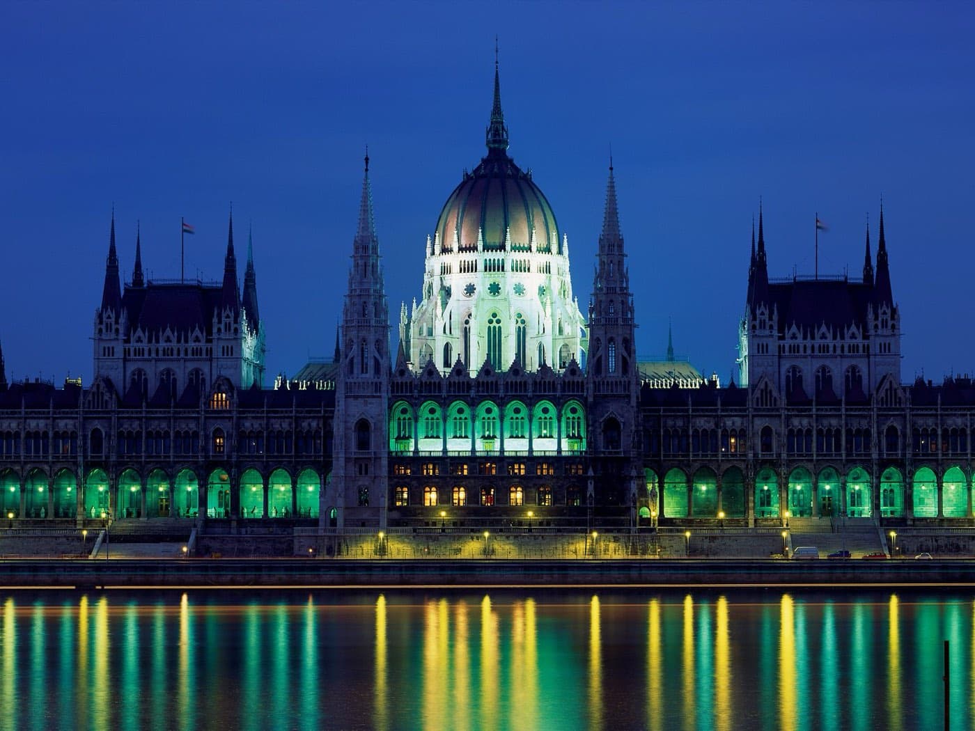 Parlamentet i Budapest, opplyst ved Donau i skumringen
